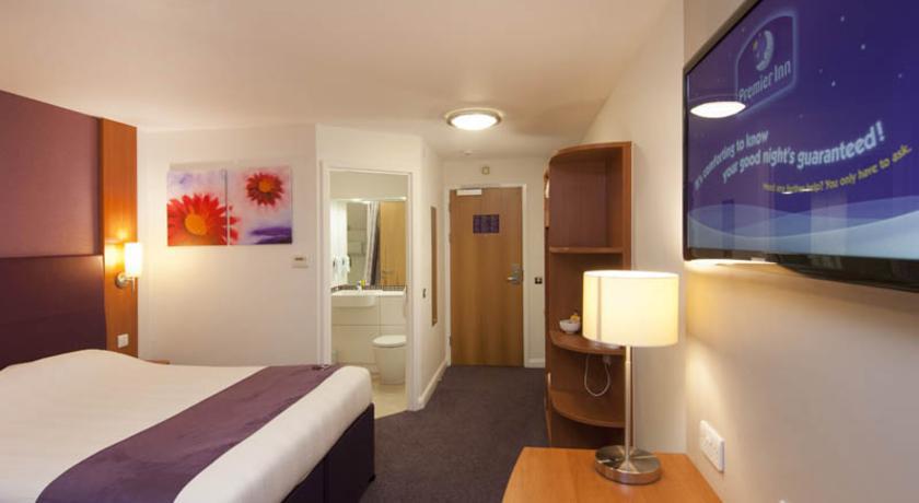 Premier Inn Chichester Exterior foto